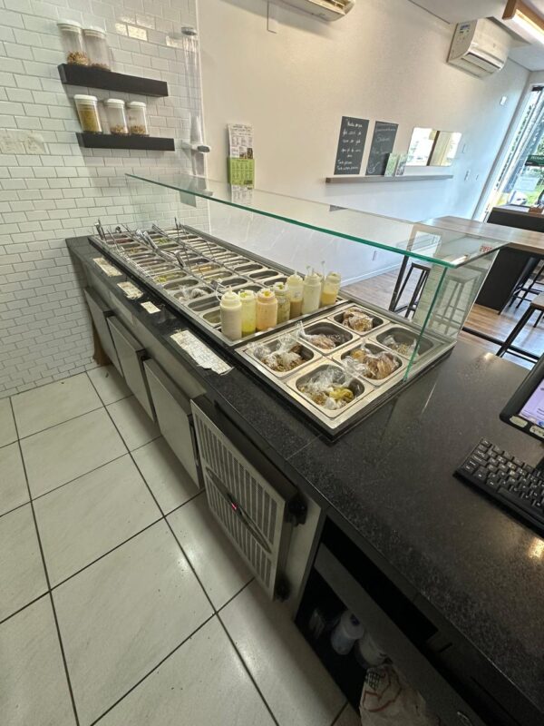 BANCADA REFRIGERADA CONDIMENTADORA COM PISTA FRIA E QUENTE — REFRISUL — INOX 304 + ACOMPANHA AS GNS — 3 PORTAS REFRIGERADAS - Image 8