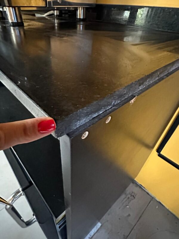 BANCADA DE COPA E BARISTA — TAMPO GRANITO PRETO — FORMATO EM L — ARMÁRIO EM LINHA — 3 PORTAS CORRER + PORTA ABRIR + NICHOS — FUROS NA BANCADA PARA PASSAGEM DE CANOS E FIOS DE CAFETEIRA + PARA BATER CACHIMBO DE CAFÉ - Image 3