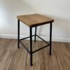 CONJUNTO DE MESINHA QUADRADA MDF — PÉ CENTRAL FERRO + 2 BANQUETAS BAIXAS — MADEIRA + METALON, DA TOK STOK - Image 4