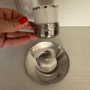 LOTE COM 3 XÍCARAS CAFEZINHO + SUPORTE + PIRES — INOX — DESENHO FOLHINHAS DE LOURO - A103.110