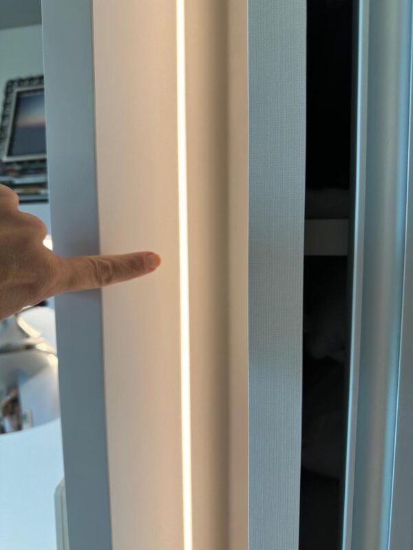 ESTRUTURA DE HOME-OFFICE — BANCADA + GAVETAS + PRATELEIRA SUPERIOR + ARMÁRIO DE 4 PORTAS EM DEGRADÊ CINZA — ILUMINAÇÃO INTERNA E EXTERNA EM LED — TUDO ESTRUTURADO POR UMA ESPÉCIE DE PORTAL — MARCA BOMTEMPO - Image 4