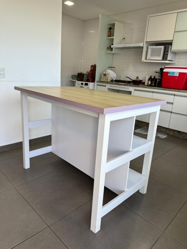 ILHA DE APOIO DE COZINHA — DE UM LADO PARA GUARDAR UTENSÍLIOS E DO OUTRO PARA COLOCAR AS BANQUETAS E SERVIR DE BANCADA NA COPA… + MDF — BRANCA COM TAMPO EM LÂMINA TOM MADEIRA CLARA