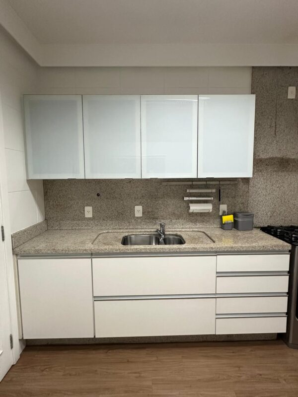 COZINHA FLORENSE !!!  BANCADA GRANITO + CUBA DUPLA — ARMÁRIOS AÉREOS COM PORTAS DE VIDRO JATEADOS + ARMÁRIO INFERIOR COM PORTAS E GAVETAS — NA OUTRA PAREDE ARMÁRIOS DE CIMA A BAIXO + PORTAS E VIDRO JATEADOS + PORTAS OPACAS — NICHO PARA MICROONDAS E PARA GELADEIRA + NICHOS MENORES PARA OBJETOS — ACABAMENTO IMPECÁVEL