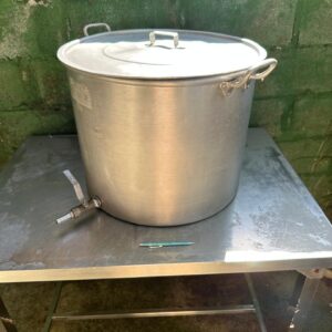 2 PANELAS GRANDES DE ALUMÍNIO — 75 LITROS CADA + TORNEIRA COM VÁLVULA ESFÉRICA DE ½ POLEGADA — UMA DELAS TEM BAZUCA DE AÇO JÁ INSTALADA — Valor por unidade