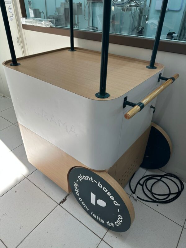 CARRINHO EXPOSITOR — TODO EM MDF — CONEXÃO ELÉTRICA — NICHO PARA FRIGOBAR — ARMARINHO DO TIPO DE AEROMOÇA — COBERTURA COM TECIDO - Image 9