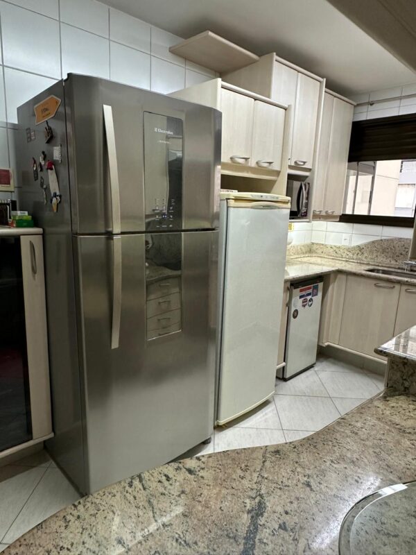 COZINHA INTEIRA — FORMAPLÁS — FORMATO EM “U” — ARMÁRIOS + BANCADA GRANITO + GAVETAS + NICHOS PARA MICROONDAS, MÁQUINA DE LAVAR E PARA GELADEIRA + MESINHA DE COPA EM PEDRA ACOPLADA + COOKTOP 4 BOCAS ELÉTRICO BRASTEMP + FORNO CONSUL VIDRO E INOX + EXAUSTOR ELECTROLUX BRANCO DE 60 CM  - Imagem 17