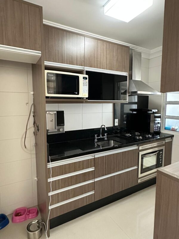 COZINHA COMPLETA — MDF + GRANITO PRETO + PORTAS DE VIDRO TRANSLÚCIDO E PRETO SERIGRAFADO — CUBA INOX + TORNEIRA — NICHO PARA GELADEIRA — GAVETA DE PANELAS — FORNO FISCHER DE EMBUTIR - Image 2