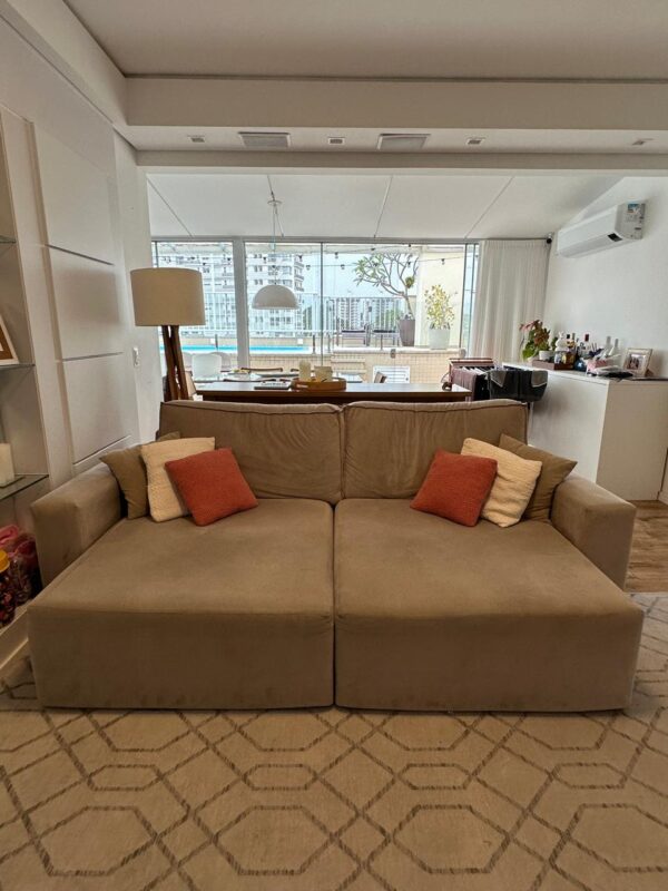 SOFÁ RETRÁTIL — SUEDE COR FENDI — ACONCHEGANTE + ALMOFADAS GOSTOSAS - Imagem 2