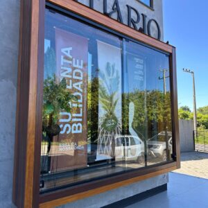 CAIXA VITRINE PARA JANELA — AVANCÉ TRÈS ELEGANTE