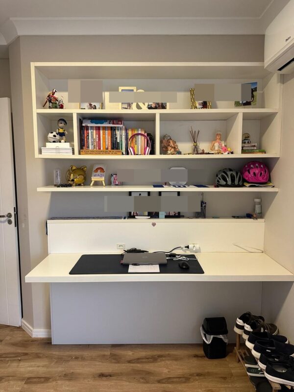 HOME OFFICE OU QUARTO DE ADOLESCENTE… + ESTUDAR, ESTUDAR, ESTUDAR… — MDF + LACA BRANCA — BANCADA COM COBERTURA PARA OS CABOS AO FUNDO, SEPARANDO DA PAREDE + PRATELEIRA + NICHO RETANGULAR