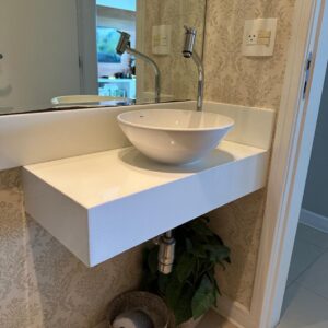 BANCADA DE LAVABO — MÁRMORE RESINADO — CUBA DECA REDONDA SOBREPOSTA + TORNEIRA ALTA