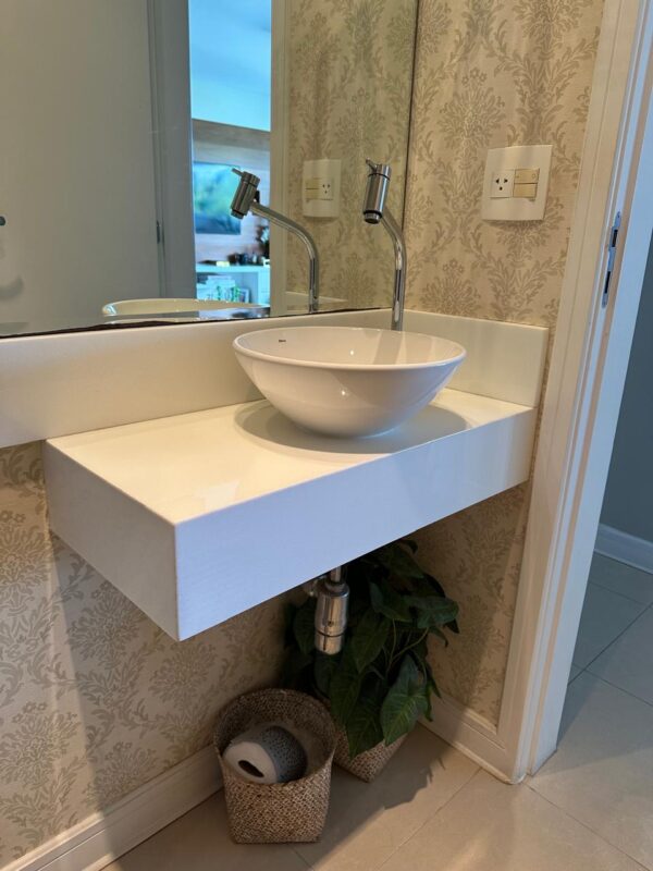 BANCADA DE LAVABO — MÁRMORE RESINADO — CUBA DECA REDONDA SOBREPOSTA + TORNEIRA ALTA