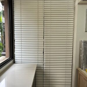 PERSIANAS DE MADEIRA - DESINSTALADAS — 2 PEÇAS IGUAIS — LACA OFF WHITE — Preço por unidade - S064.107