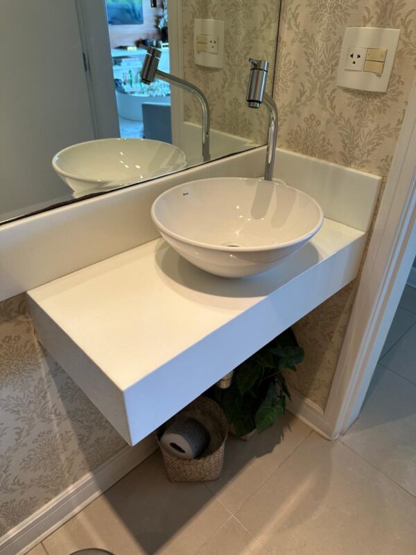 BANCADA DE LAVABO — MÁRMORE RESINADO — CUBA DECA REDONDA SOBREPOSTA + TORNEIRA ALTA - Imagem 3