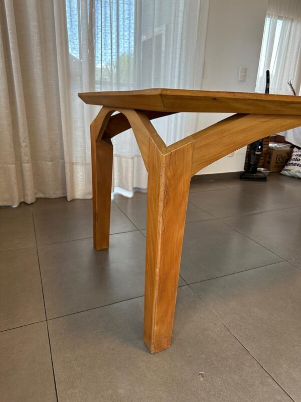 PÁRA TUDO E VEM VER… MESA RETANGULAR — MADEIRA MACIÇA — TRAZIDA DE SÃO PAULO — LINDA DE VIVER — OLHA AS CANTONEIRAS DOS PÉS — DETALHE RECORTADO BEM DIFERENTE - Imagem 4