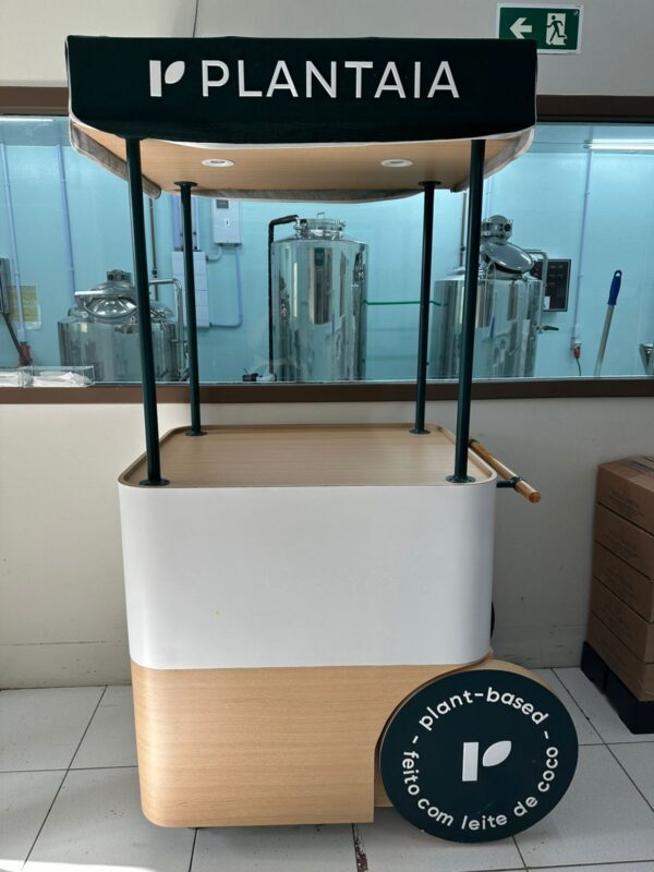 CARRINHO EXPOSITOR — TODO EM MDF — CONEXÃO ELÉTRICA — NICHO PARA FRIGOBAR — ARMARINHO DO TIPO DE AEROMOÇA — COBERTURA COM TECIDO