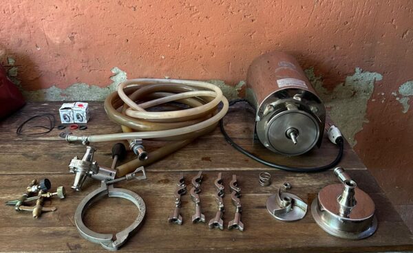 BOMBA ALIMENTÍCIA — TORNOCAR — MODELO BCT 1 — PARA ALTAS TEMPERATURAS — FEITA SOB ENCOMENDA EM 2016 — ½ CAVALO DE POTÊNCIA — INOX + 4 BRAÇADEIRAS INOX + 2 CAIXAS NOVAS DE SELO MECÂNICO — NÃO TEVE NEM UM ANO DE USO - Image 3