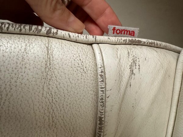 DUAS POLTRONAS BARCELONA — RÉPLICA FIEL À ORIGINAL — COURO NATURAL BRANCO — PÉS CROMADOS — TIRAS DE COURO COMO SUSTENTAÇÃO — PRODUZIDA PELA MARCA FORMA, AUTORIZADA E CERTIFICADA PELO CUMPRIMENTO DOS PADRÕES ORIGINAIS DA PEÇA — Preço por unidade - Imagem 11