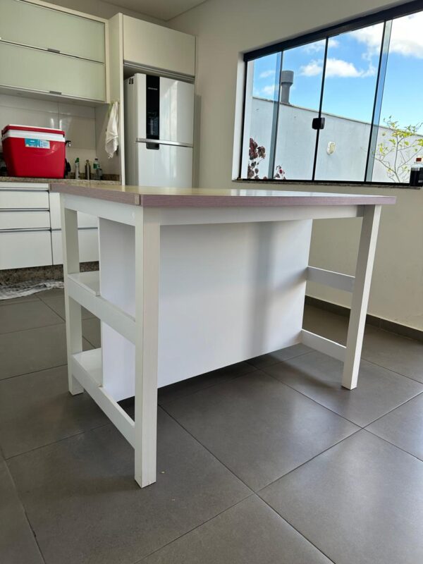 ILHA DE APOIO DE COZINHA — DE UM LADO PARA GUARDAR UTENSÍLIOS E DO OUTRO PARA COLOCAR AS BANQUETAS E SERVIR DE BANCADA NA COPA… + MDF — BRANCA COM TAMPO EM LÂMINA TOM MADEIRA CLARA - Imagem 8