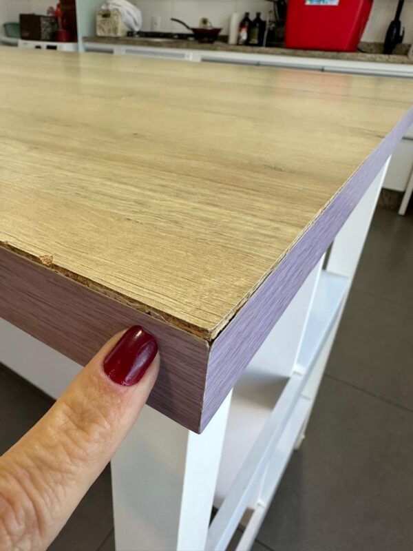 ILHA DE APOIO DE COZINHA — DE UM LADO PARA GUARDAR UTENSÍLIOS E DO OUTRO PARA COLOCAR AS BANQUETAS E SERVIR DE BANCADA NA COPA… + MDF — BRANCA COM TAMPO EM LÂMINA TOM MADEIRA CLARA - Imagem 3