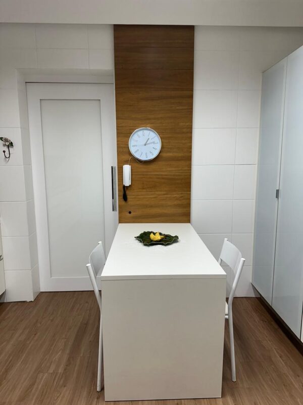 COZINHA FLORENSE !!!  BANCADA GRANITO + CUBA DUPLA — ARMÁRIOS AÉREOS COM PORTAS DE VIDRO JATEADOS + ARMÁRIO INFERIOR COM PORTAS E GAVETAS — NA OUTRA PAREDE ARMÁRIOS DE CIMA A BAIXO + PORTAS E VIDRO JATEADOS + PORTAS OPACAS — NICHO PARA MICROONDAS E PARA GELADEIRA + NICHOS MENORES PARA OBJETOS — ACABAMENTO IMPECÁVEL - Imagem 11