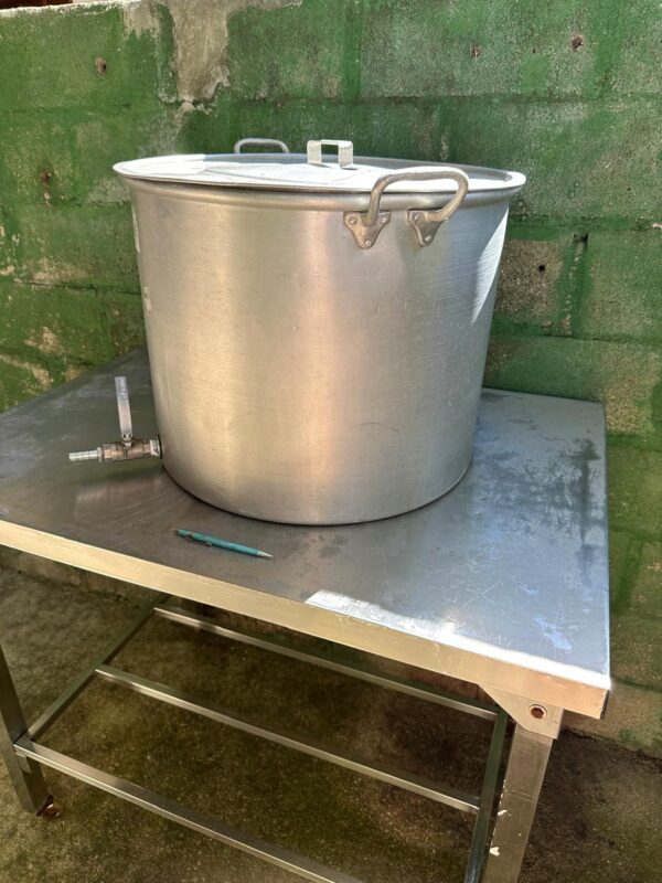 2 PANELAS GRANDES DE ALUMÍNIO — 75 LITROS CADA + TORNEIRA COM VÁLVULA ESFÉRICA DE ½ POLEGADA — UMA DELAS TEM BAZUCA DE AÇO JÁ INSTALADA — Valor por unidade - Image 3