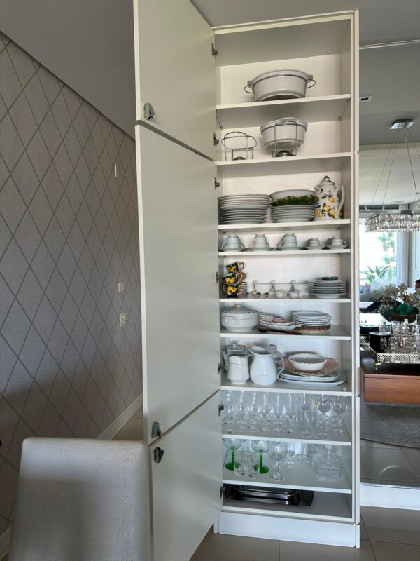 CONJUNTO DE ARMÁRIOS E BANCADA DE APOIO DE BUFFET — DUAS TORRES DE ARMÁRIOS CRISTALEIRAS/LOUÇARIA — MDF LAQUEADO BRANCO + PRATELEIRAS INTERNAS — BANCADA CENTRAL SUSPENSA — MDF LÂMINA MADEIRA + 3 GAVETAS PARA TALHERES — FORRAÇÃO AVELUDADA - Imagem 2