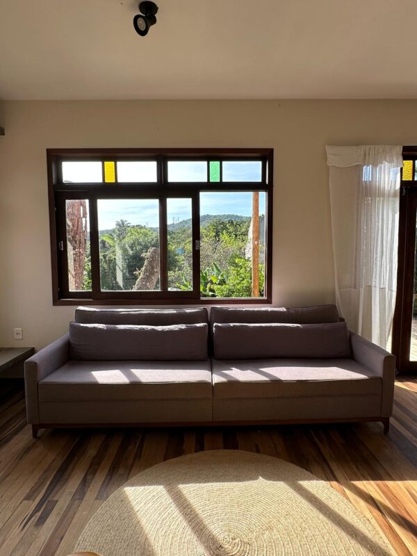 SOFÁ LONGO — LINHAS RETAS  — LINHÃO EM TOM CINZA AZULADO, COM UM QUÊ QUASE LILÁS ATÉ — BASE DE MADEIRA MACIÇA — PÉS BEM DESENHADOS  - Image 11