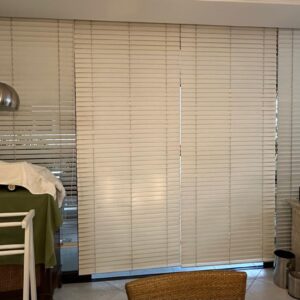 PERSIANAS DE MADEIRA - DESINSTALADAS — 2 PEÇAS IGUAIS — LACA OFF WHITE — Preço por unidade - S064.106