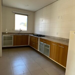 COZINHA DE BANCADA EM L — MDF — SIMPLES, DA CRIARE — PORTAS BEM BOAS — PARTES INTERNAS QUE PRECISAM SER SUBSTITUÍDAS, ASSIM COMO ALGUMAS DOBRADIÇAS