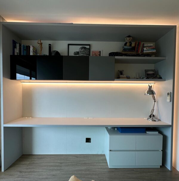 ESTRUTURA DE HOME-OFFICE — BANCADA + GAVETAS + PRATELEIRA SUPERIOR + ARMÁRIO DE 4 PORTAS EM DEGRADÊ CINZA — ILUMINAÇÃO INTERNA E EXTERNA EM LED — TUDO ESTRUTURADO POR UMA ESPÉCIE DE PORTAL — MARCA BOMTEMPO - Image 8
