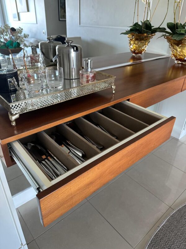 CONJUNTO DE ARMÁRIOS E BANCADA DE APOIO DE BUFFET — DUAS TORRES DE ARMÁRIOS CRISTALEIRAS/LOUÇARIA — MDF LAQUEADO BRANCO + PRATELEIRAS INTERNAS — BANCADA CENTRAL SUSPENSA — MDF LÂMINA MADEIRA + 3 GAVETAS PARA TALHERES — FORRAÇÃO AVELUDADA - Imagem 5