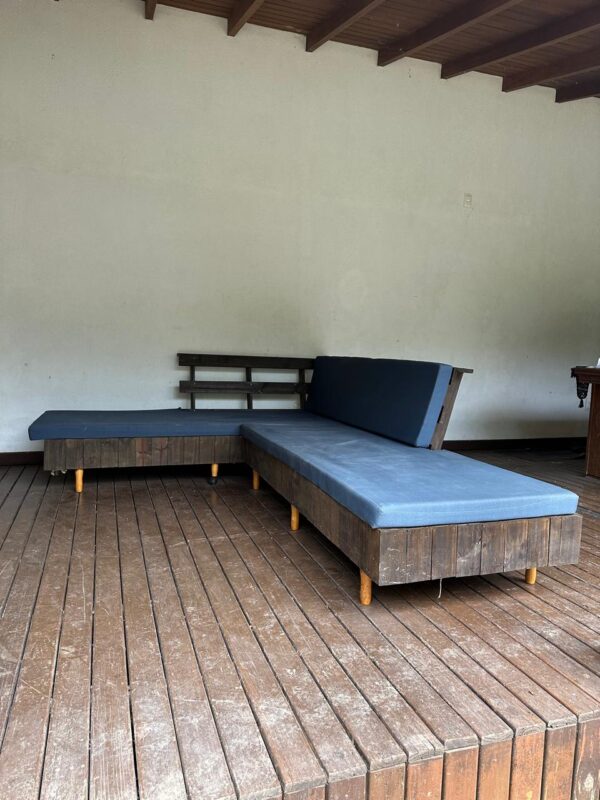 SOFÁ EM L PARA ÁREA EXTERNA — TECIDO NÁUTICO — ESTRUTURA EM MADEIRA TRATADA E PINTADA — ASSENTO COMPLETO + 1 ENCOSTO COM ALMOFADA E 1 ENCOSTO NA MADEIRA — PEÇA FEITA SOB ENCOMENDA — PÉS DE MADEIRA MAIS CLARA - Imagem 6