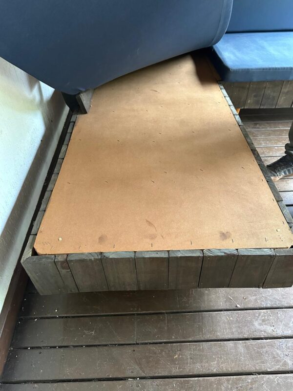 SOFÁ EM L PARA ÁREA EXTERNA — TECIDO NÁUTICO — ESTRUTURA EM MADEIRA TRATADA E PINTADA — ASSENTO COMPLETO + 1 ENCOSTO COM ALMOFADA E 1 ENCOSTO NA MADEIRA — PEÇA FEITA SOB ENCOMENDA — PÉS DE MADEIRA MAIS CLARA - Imagem 3