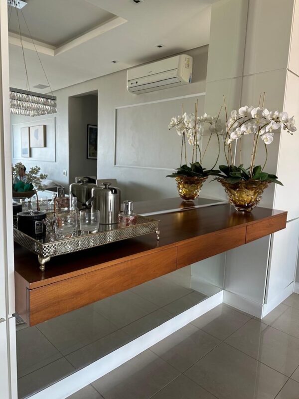 CONJUNTO DE ARMÁRIOS E BANCADA DE APOIO DE BUFFET — DUAS TORRES DE ARMÁRIOS CRISTALEIRAS/LOUÇARIA — MDF LAQUEADO BRANCO + PRATELEIRAS INTERNAS — BANCADA CENTRAL SUSPENSA — MDF LÂMINA MADEIRA + 3 GAVETAS PARA TALHERES — FORRAÇÃO AVELUDADA - Imagem 6