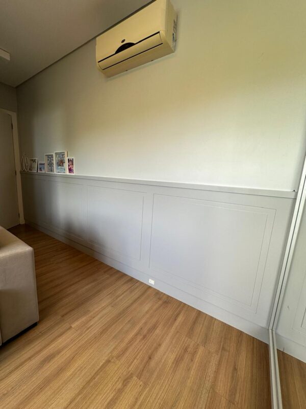 REVESTIMENTO MEIA PAREDE + DETALHES EM BOISERIES — LACA CINZA - Imagem 2