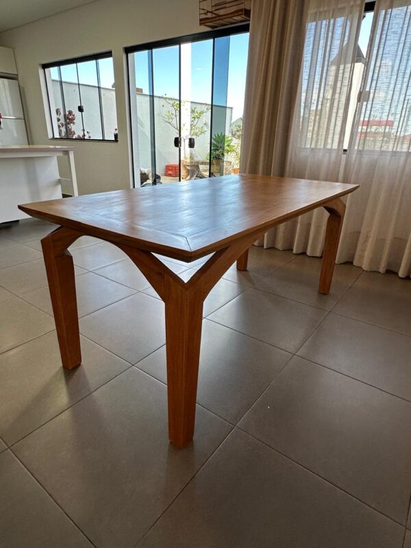PÁRA TUDO E VEM VER… MESA RETANGULAR — MADEIRA MACIÇA — TRAZIDA DE SÃO PAULO — LINDA DE VIVER — OLHA AS CANTONEIRAS DOS PÉS — DETALHE RECORTADO BEM DIFERENTE - Imagem 7