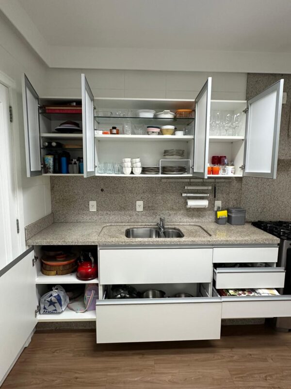 COZINHA FLORENSE !!!  BANCADA GRANITO + CUBA DUPLA — ARMÁRIOS AÉREOS COM PORTAS DE VIDRO JATEADOS + ARMÁRIO INFERIOR COM PORTAS E GAVETAS — NA OUTRA PAREDE ARMÁRIOS DE CIMA A BAIXO + PORTAS E VIDRO JATEADOS + PORTAS OPACAS — NICHO PARA MICROONDAS E PARA GELADEIRA + NICHOS MENORES PARA OBJETOS — ACABAMENTO IMPECÁVEL - Imagem 15