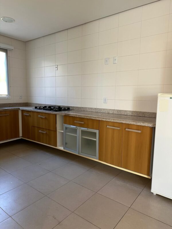 COZINHA DE BANCADA EM L — MDF — SIMPLES, DA CRIARE — PORTAS BEM BOAS — PARTES INTERNAS QUE PRECISAM SER SUBSTITUÍDAS, ASSIM COMO ALGUMAS DOBRADIÇAS - Image 3