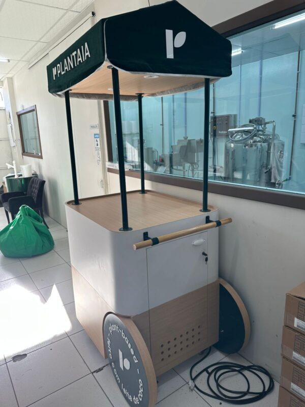 CARRINHO EXPOSITOR — TODO EM MDF — CONEXÃO ELÉTRICA — NICHO PARA FRIGOBAR — ARMARINHO DO TIPO DE AEROMOÇA — COBERTURA COM TECIDO - Image 4