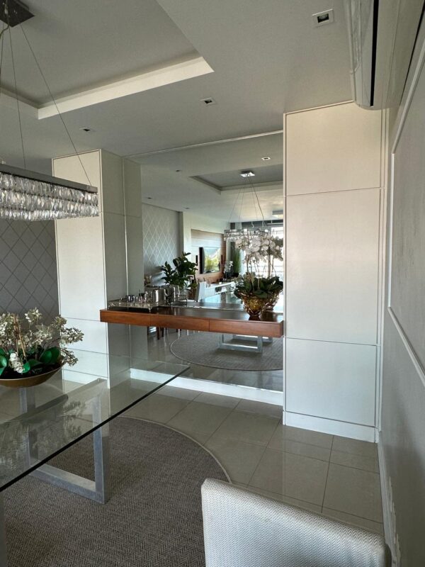 CONJUNTO DE ARMÁRIOS E BANCADA DE APOIO DE BUFFET — DUAS TORRES DE ARMÁRIOS CRISTALEIRAS/LOUÇARIA — MDF LAQUEADO BRANCO + PRATELEIRAS INTERNAS — BANCADA CENTRAL SUSPENSA — MDF LÂMINA MADEIRA + 3 GAVETAS PARA TALHERES — FORRAÇÃO AVELUDADA - Imagem 8