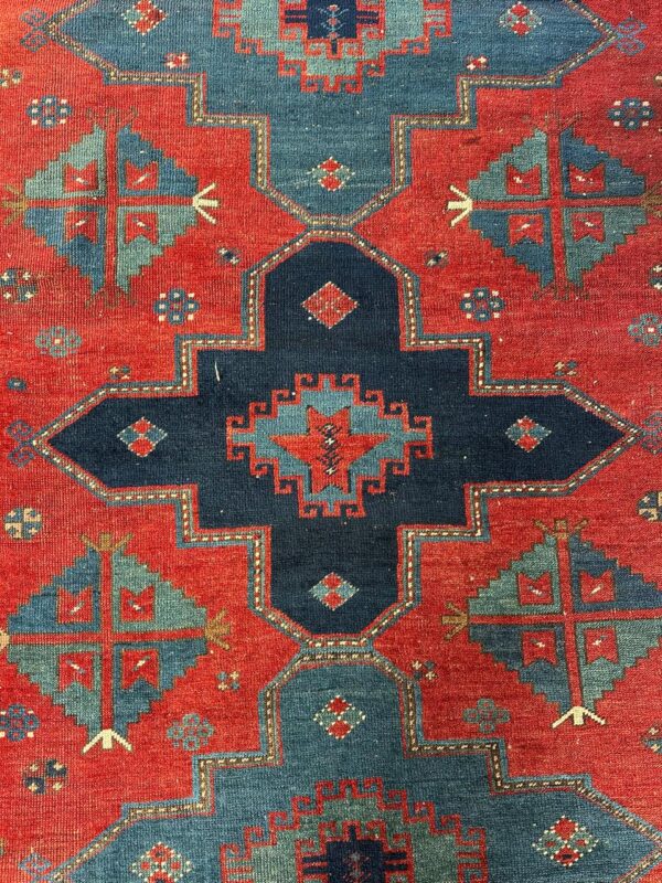 TAPETE PERSA — AFSHAR — REPAROS NA BORDA — ALGUM DESGASTE — TONS PREDOMINANTES: AZUL, VERMELHO E CREME - Imagem 7
