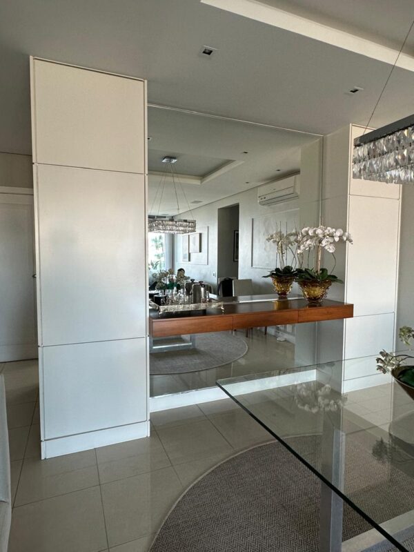 CONJUNTO DE ARMÁRIOS E BANCADA DE APOIO DE BUFFET — DUAS TORRES DE ARMÁRIOS CRISTALEIRAS/LOUÇARIA — MDF LAQUEADO BRANCO + PRATELEIRAS INTERNAS — BANCADA CENTRAL SUSPENSA — MDF LÂMINA MADEIRA + 3 GAVETAS PARA TALHERES — FORRAÇÃO AVELUDADA