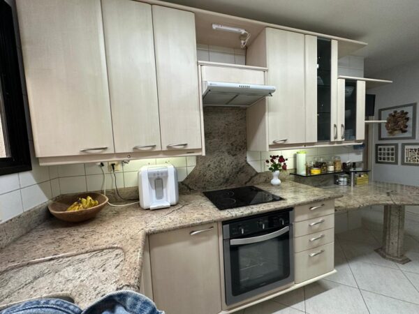 COZINHA INTEIRA — FORMAPLÁS — FORMATO EM “U” — ARMÁRIOS + BANCADA GRANITO + GAVETAS + NICHOS PARA MICROONDAS, MÁQUINA DE LAVAR E PARA GELADEIRA + MESINHA DE COPA EM PEDRA ACOPLADA + COOKTOP 4 BOCAS ELÉTRICO BRASTEMP + FORNO CONSUL VIDRO E INOX + EXAUSTOR ELECTROLUX BRANCO DE 60 CM  - Imagem 11