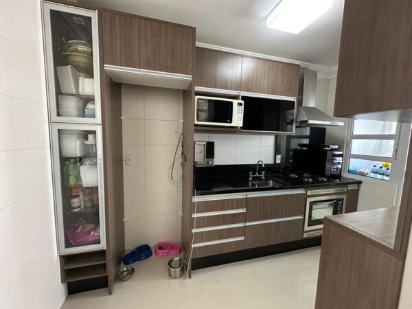 COZINHA COMPLETA — MDF + GRANITO PRETO + PORTAS DE VIDRO TRANSLÚCIDO E PRETO SERIGRAFADO — CUBA INOX + TORNEIRA — NICHO PARA GELADEIRA — GAVETA DE PANELAS — FORNO FISCHER DE EMBUTIR - Image 4