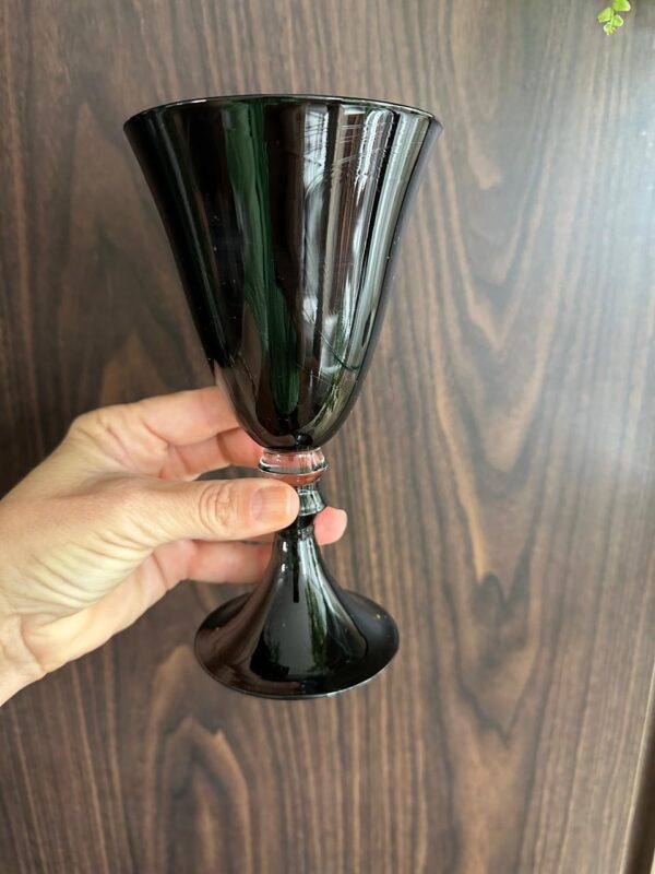 2 LOTES — TAÇAS PRETAS — VIDRO FINO — 1 lote com 5 peças + 1 lote com 4 peças — Valor por peça - Image 2