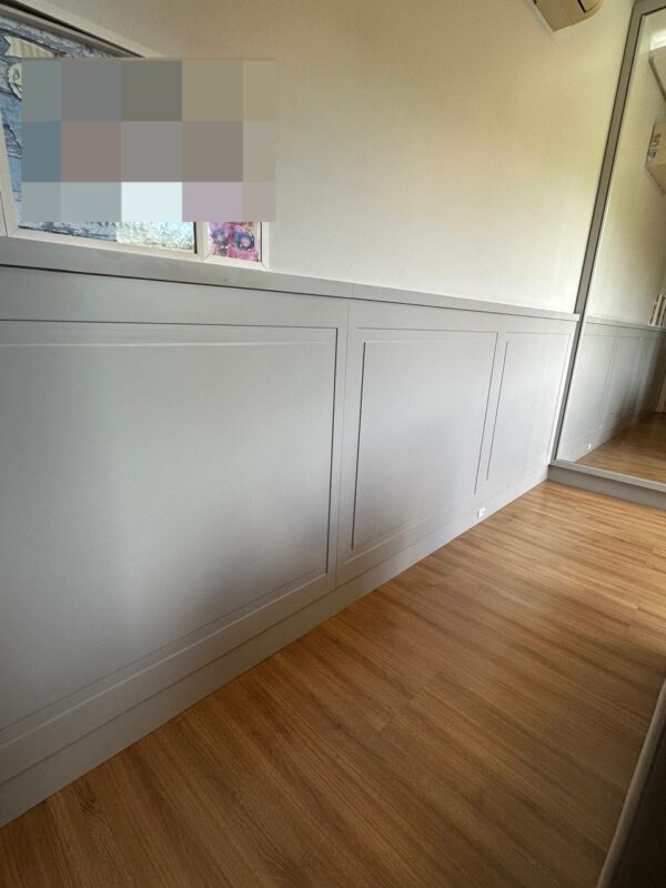 REVESTIMENTO MEIA PAREDE + DETALHES EM BOISERIES — LACA CINZA