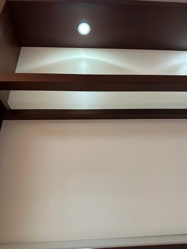 RACK + ESTANTE + GAVETAS — MDF — ENCOSTADO NA PAREDE PELO LADO DIREITO — LÂMINA DE MADEIRA + LACA - Imagem 2