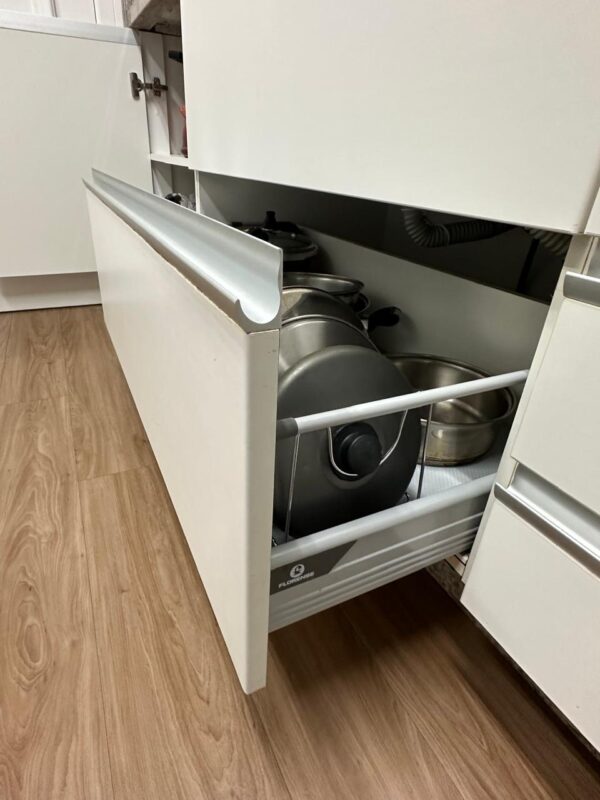 COZINHA FLORENSE !!!  BANCADA GRANITO + CUBA DUPLA — ARMÁRIOS AÉREOS COM PORTAS DE VIDRO JATEADOS + ARMÁRIO INFERIOR COM PORTAS E GAVETAS — NA OUTRA PAREDE ARMÁRIOS DE CIMA A BAIXO + PORTAS E VIDRO JATEADOS + PORTAS OPACAS — NICHO PARA MICROONDAS E PARA GELADEIRA + NICHOS MENORES PARA OBJETOS — ACABAMENTO IMPECÁVEL - Imagem 14