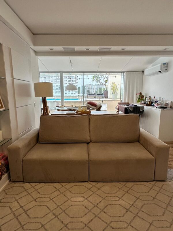 SOFÁ RETRÁTIL — SUEDE COR FENDI — ACONCHEGANTE + ALMOFADAS GOSTOSAS - Imagem 8